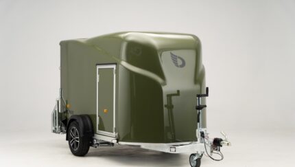 Kofferanhänger DEBON Cargo 1300 Grün – gebremster Doppelachsanhänger mit Polyesteraufbau und professioneller Transportausstattung