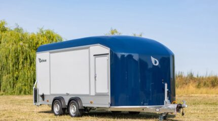 Kofferanhänger DEBON Roadster 1000 Blau – gebremster Doppelachsanhänger mit Polyesteraufbau und professioneller Ausstattung